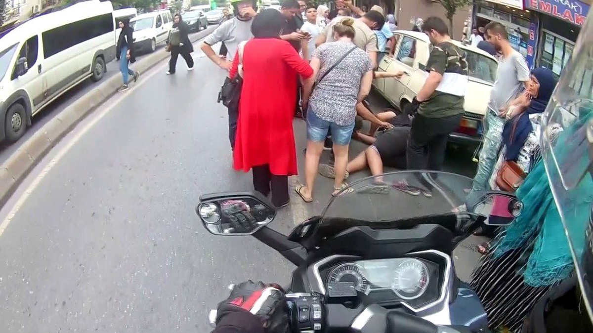(Özel) İstanbul\'da bisikletli ve motosikletli iki genç kaza geçirerek yaralandı