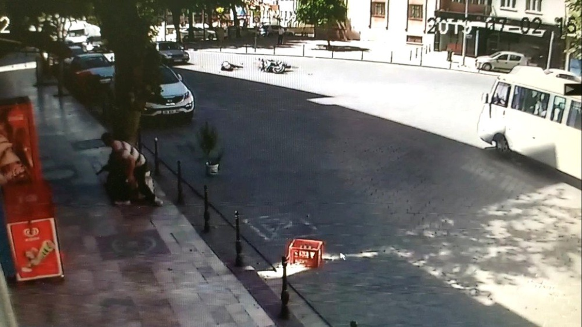 (Özel) Motosikletten savrulan polis, dolmuşun altında kalıyordu
