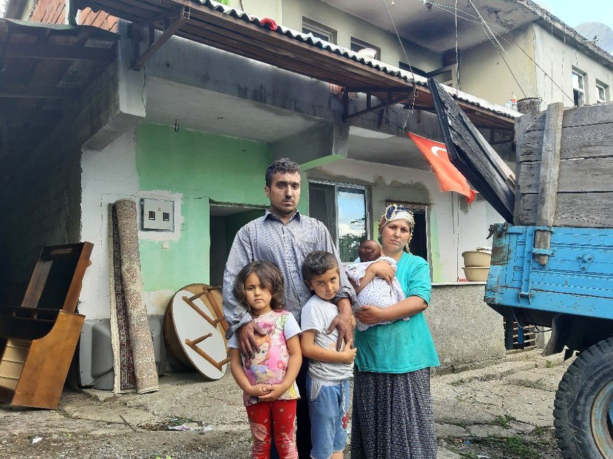 (Özel) Yangın sonrası evsiz kalan aile yardım eli bekliyor