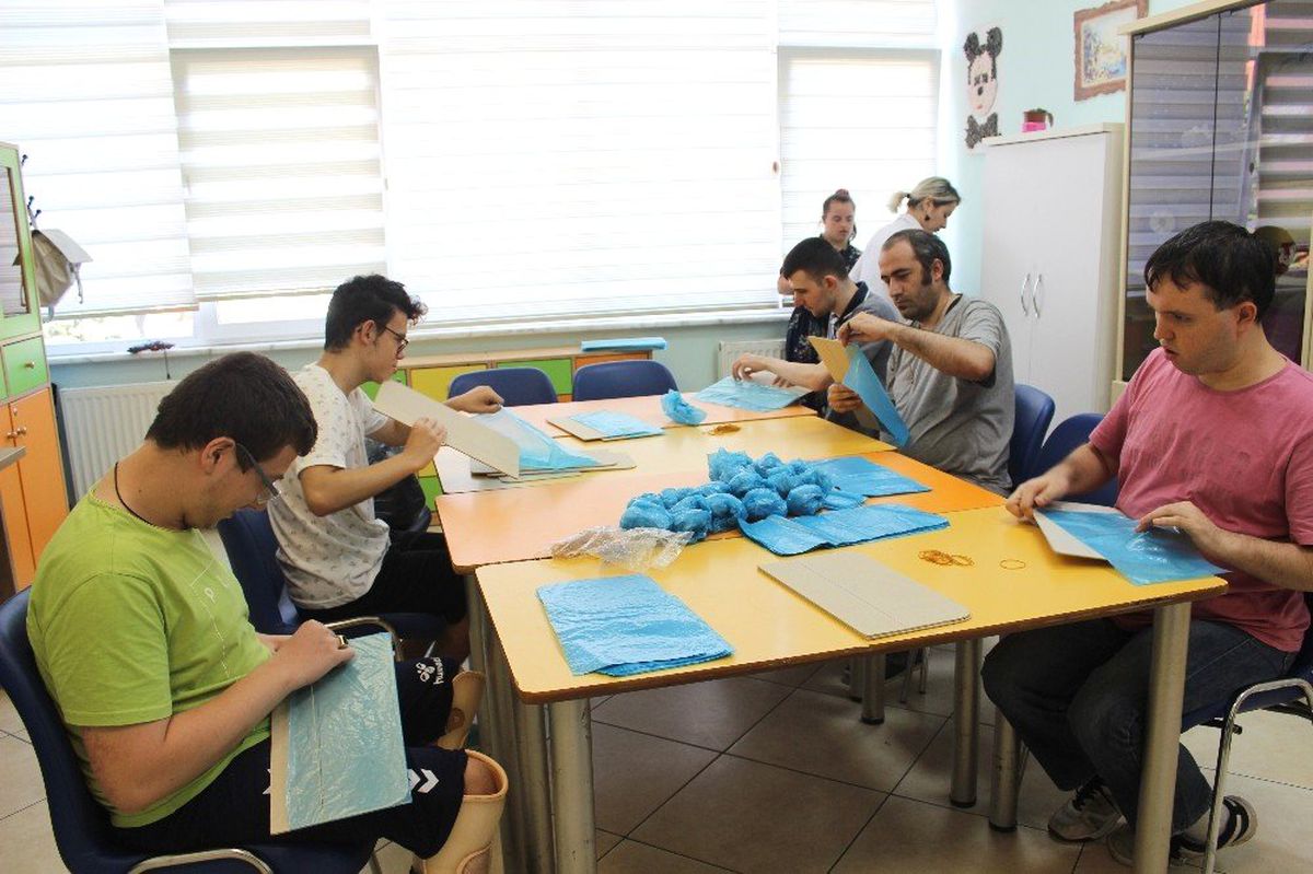 (Özel) Zeytinburnu\'nda engelli çocuklar hem üretiyor hem tedavi oluyor