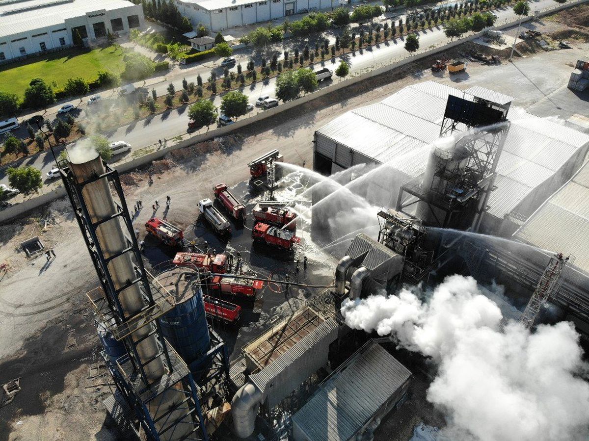 Plastik fabrikasındaki yangında 20 kişi yaralandı