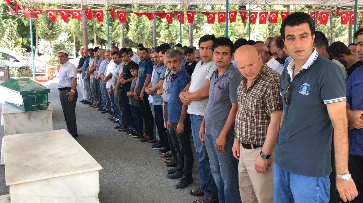 Sahte alkolden hayatlarını kaybedenler son yolculuklarına uğurlandı