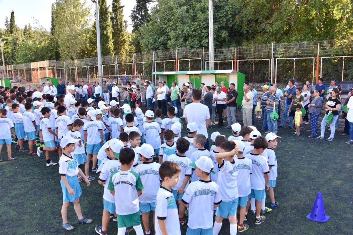 Salihli\'de futbol yaz kursuna büyük ilgi