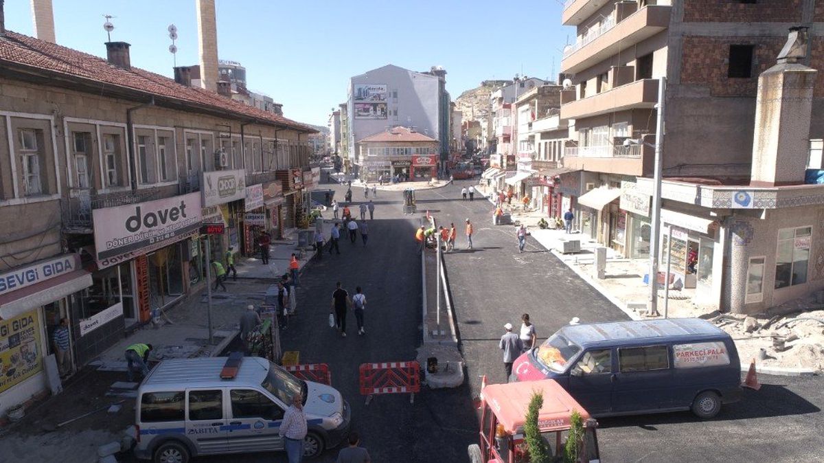 Sıcak asfalt serimi için belediye ekipleri yoğun mesai harcıyor