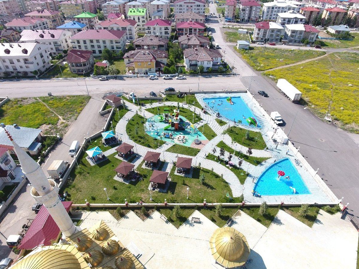 Sıcaktan bunalan çocuklar süs havuzuna akın etti