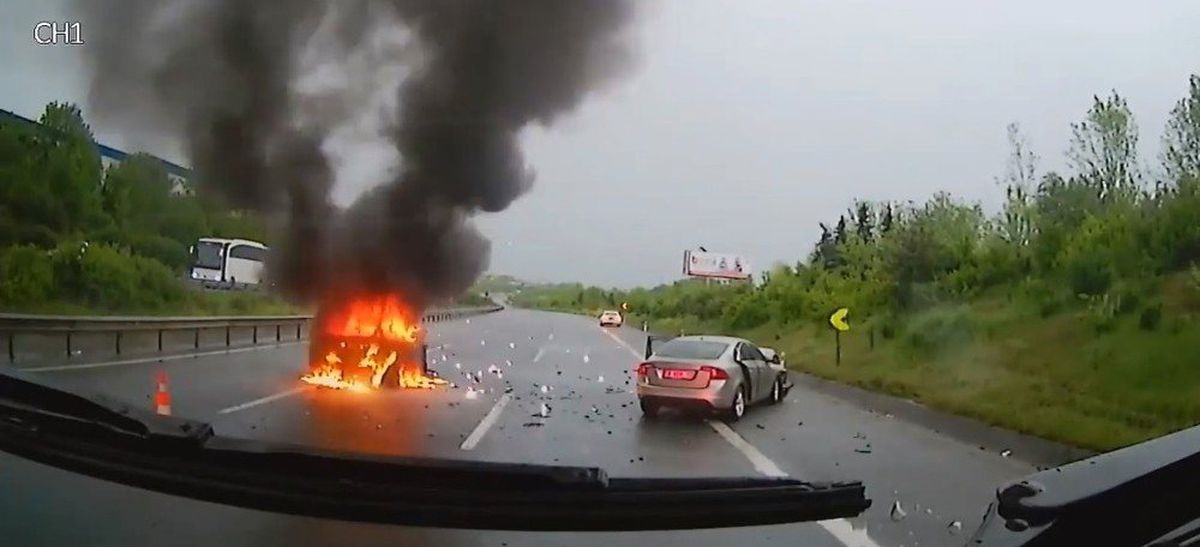 Trafikte yangına giden itfaiyenin yolda yaşadıkları araç kamerasına yansıdı