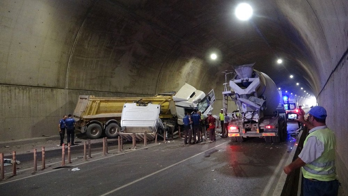 Tünel\'de ters yöne giren kamyon ortalığı savaş alanına çevirdi: 5 yaralı
