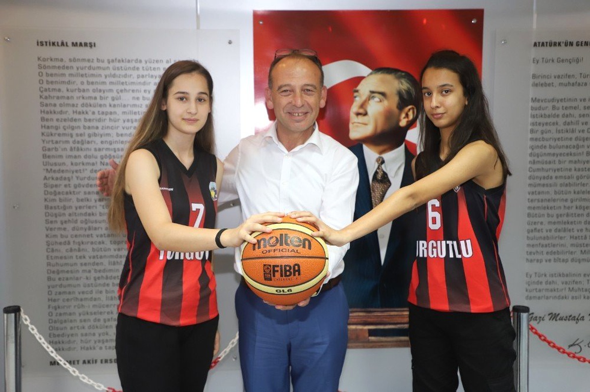 Turgutlu Belediyespor\'un milli yıldızları kampta göz doldurdu
