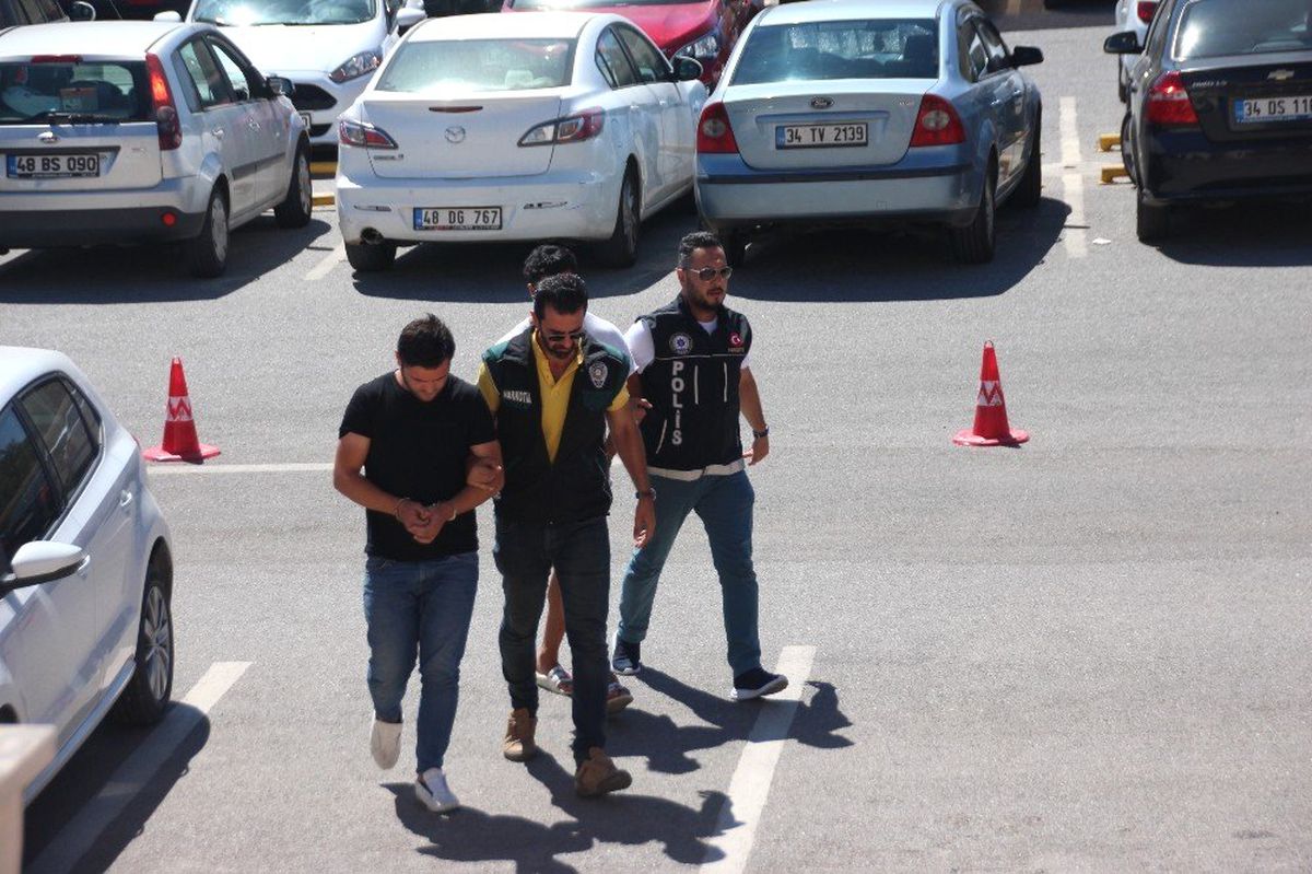 Turistlere uyuşturucu satan 2 şüpheli tutuklandı