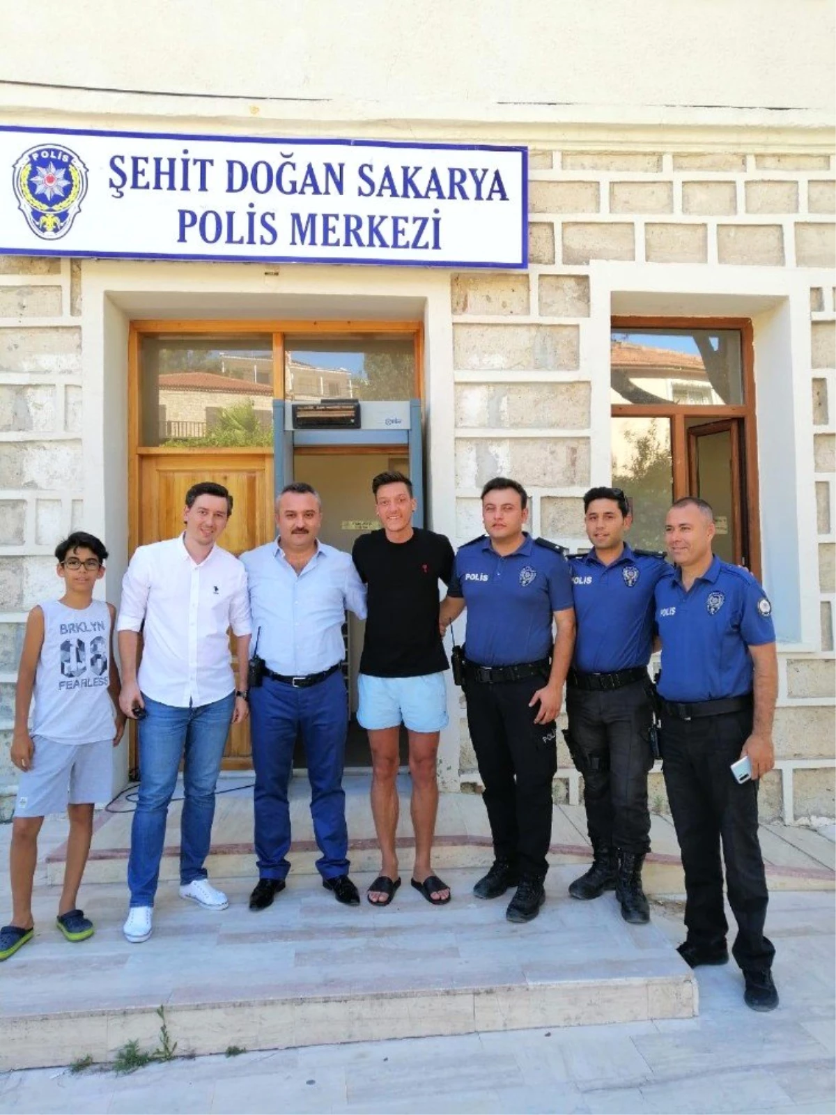 Ünlü futbolcu Mesut Özil\'den Alaçatı\'da polis merkezine ziyaret