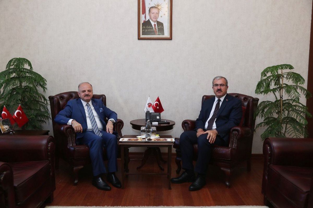 Vali Çakacak, Kütahya Valisi Toraman\'ı makamında ağırladı