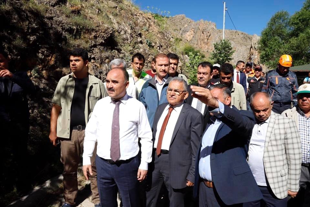 Vali ve Büyükkılıç, arama kurtarma çalışmaları hakkında bilgi aldı