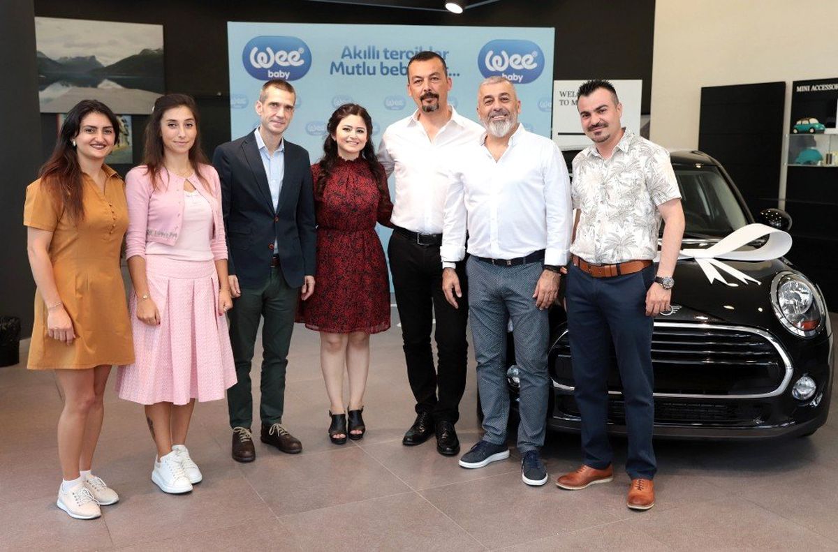 Wee Baby kazanan talihlisine arabasını teslim etti