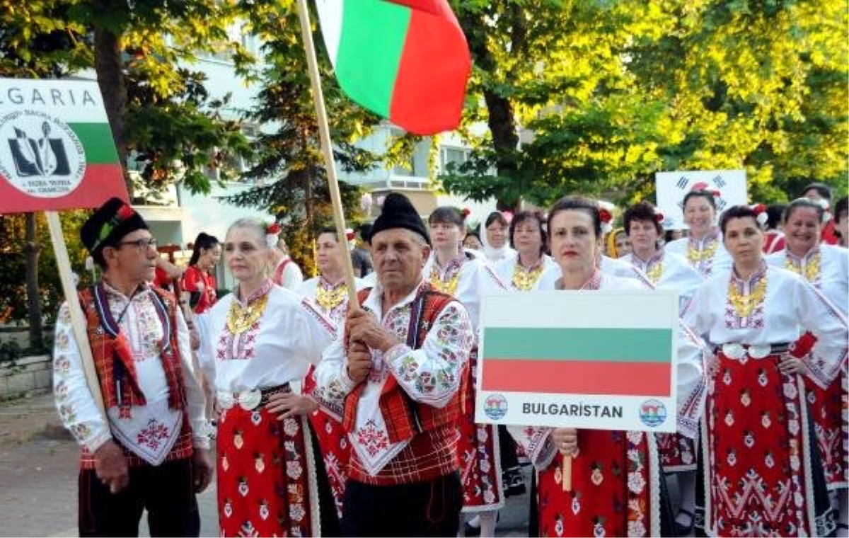 Yalova\'da Uluslararası Halk Dansları Festivali kortejle başladı