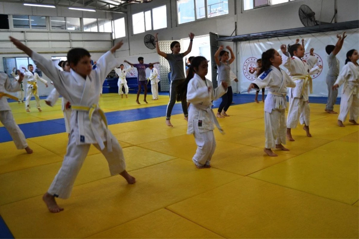 Yunusemre\'nin judo kursuna yoğun ilgi