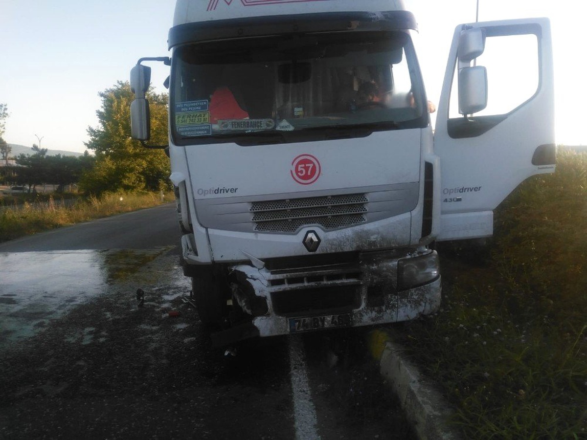Zonguldak\'ta otomobil ile kamyon çarpıştı: 2 yaralı