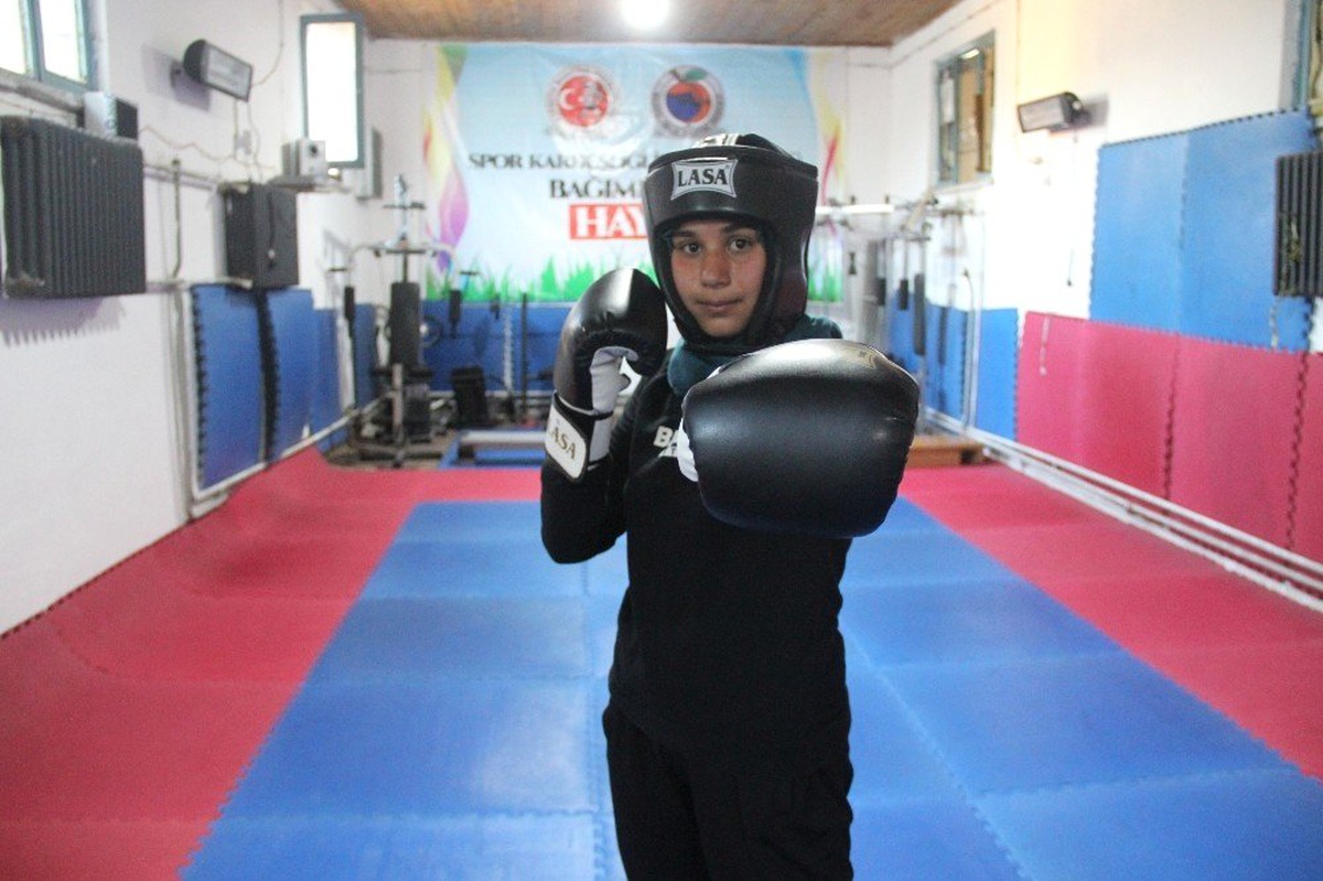 16 kardeşli ailenin 14. çocuğu olan Züleyha, Muaythai Milli Takımı\'na seçildi