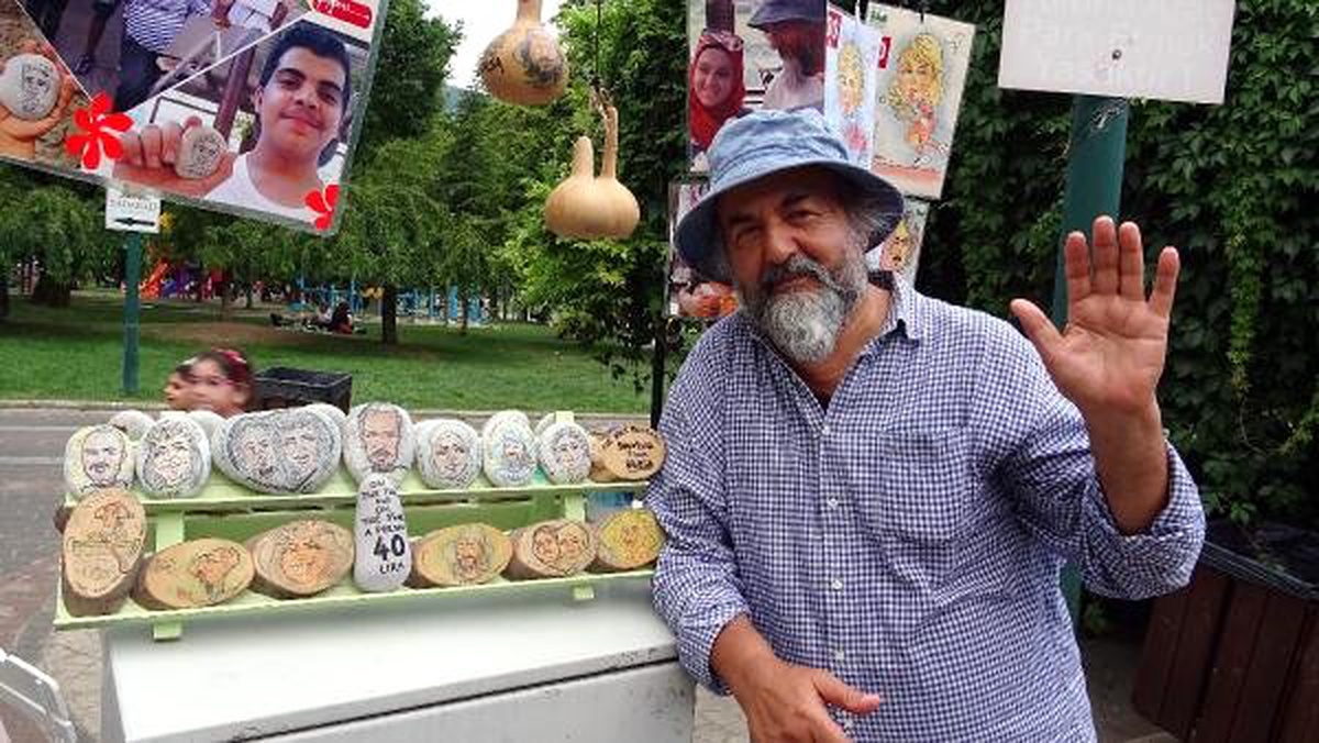 49 yıldır aynı parkta farklı materyallere portre çiziyor