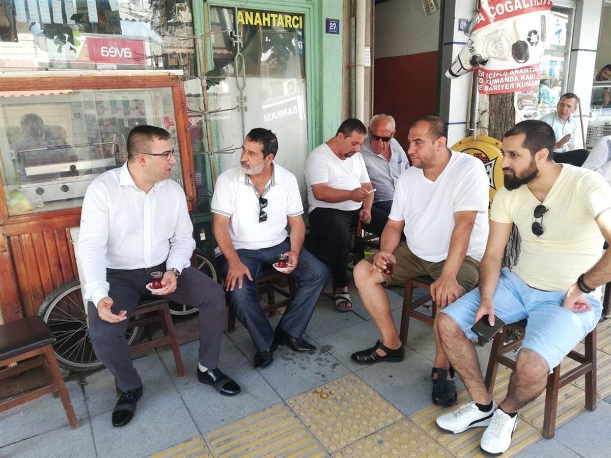 Başkan Erdoğan, pazar yerinde esnafla kahvaltı yaptı