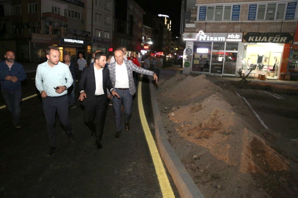 Belediye Başkanı Arı, Lale Caddesindeki yol çizgi çalışmalarını denetledi