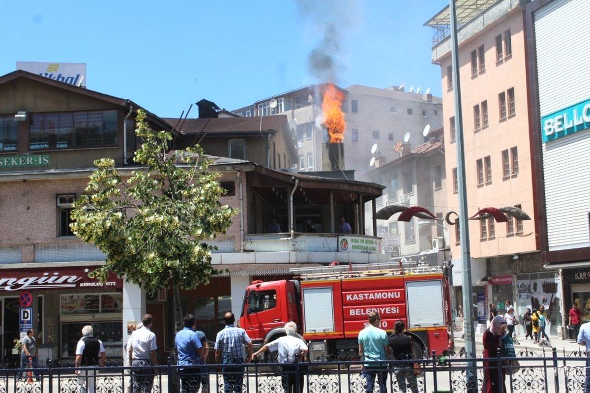 Belediye Caddesinde iş yerinin bacası tutuştu