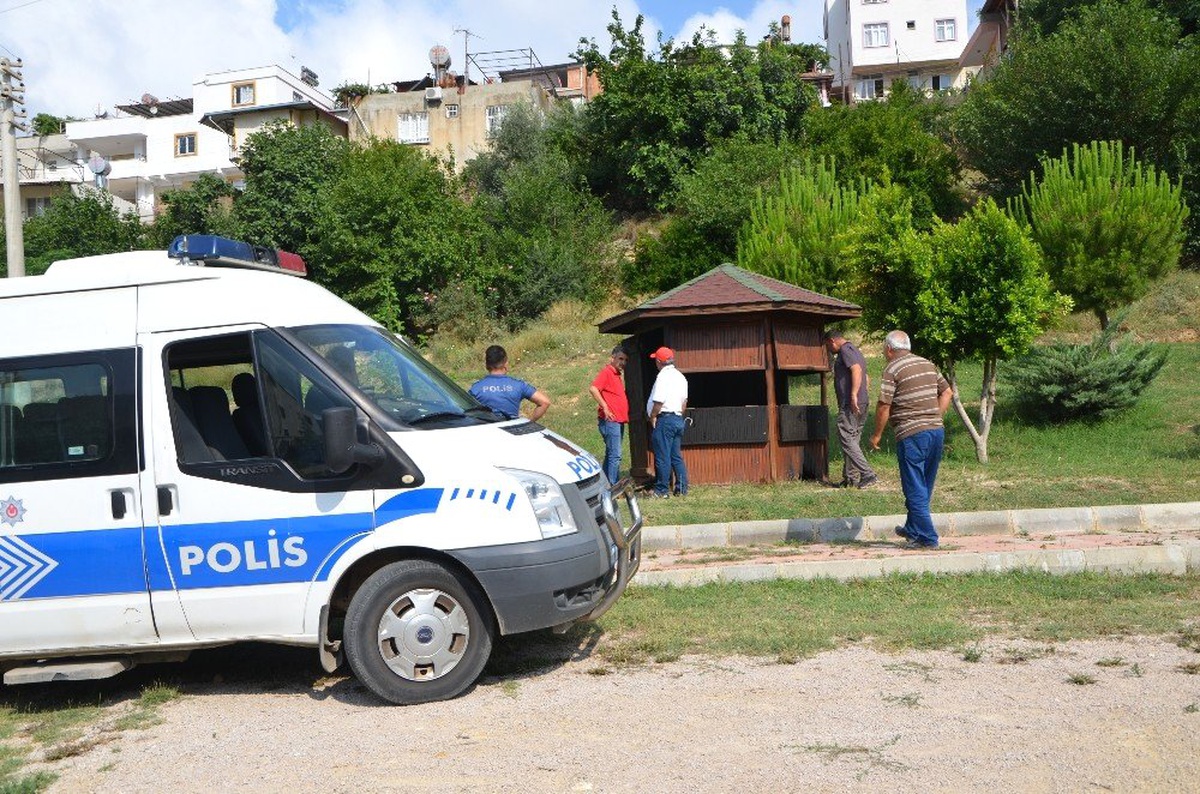 Belediyeye ait parktaki bekçi kulübesini kundakladılar