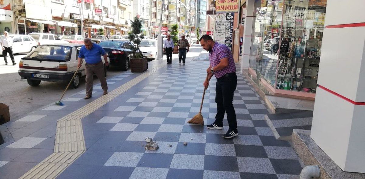 Binadan düşen sıva parçaları tehlike saçıyor