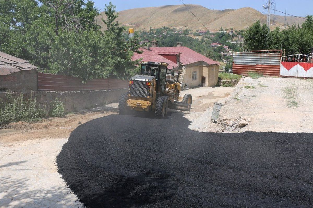 Bitlis\'te yol asfaltlama çalışması