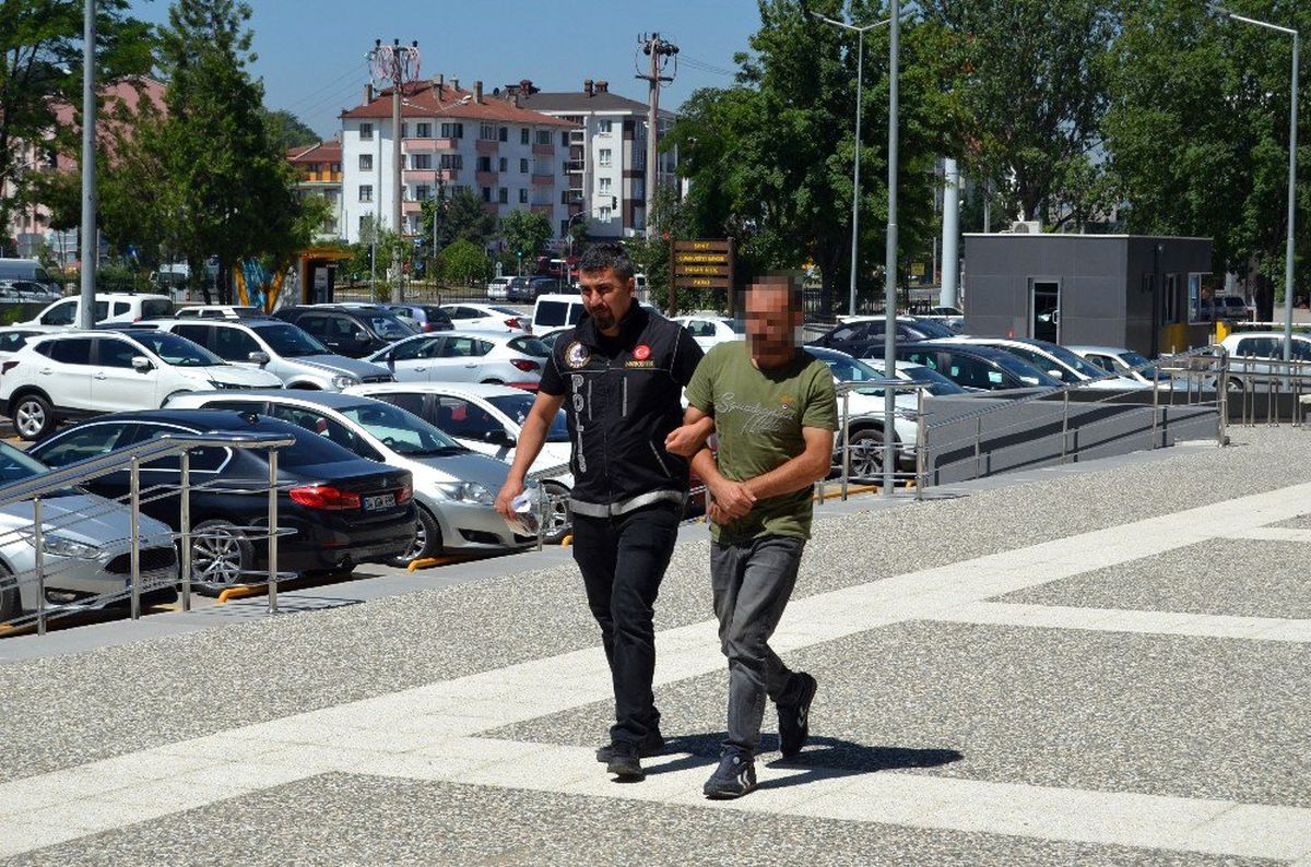 Bolu\'da uyuşturucu madde ile yakalanan kepçe operatörü adliyeye sevk edildi