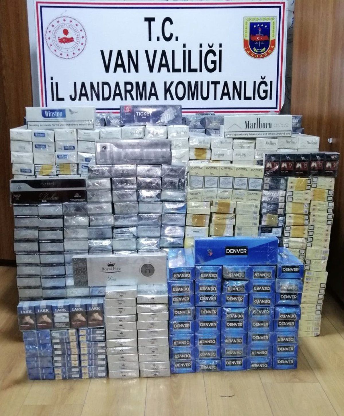 Çaldıran\'da 9 bin 118 paket kaçak sigara ele geçirildi