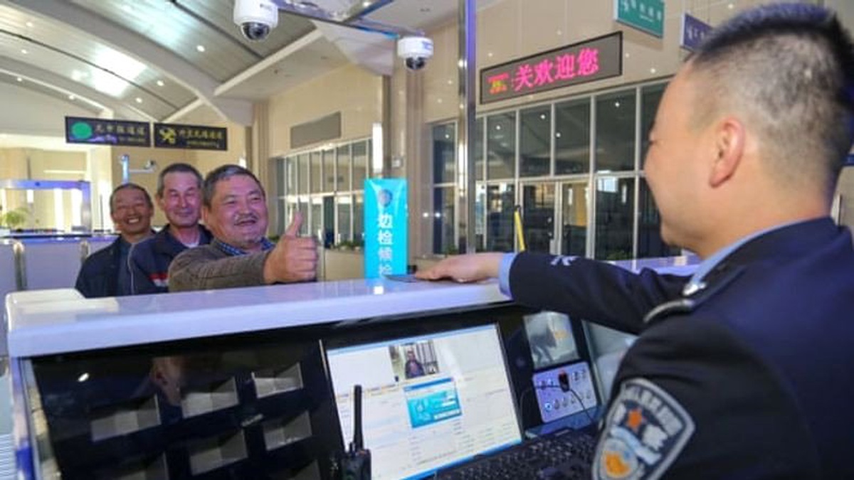 Çin, Ülkeye Gelen Turistlerin Telefonlarına Takip Uygulaması Yüklüyor
