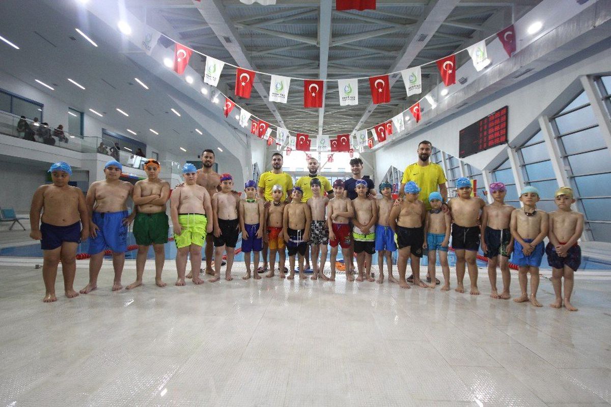Çocuklar eğlenerek yüzme öğreniyor