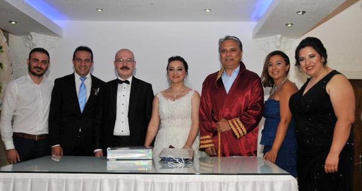Damat saz çaldı, gelin türkü söyledi