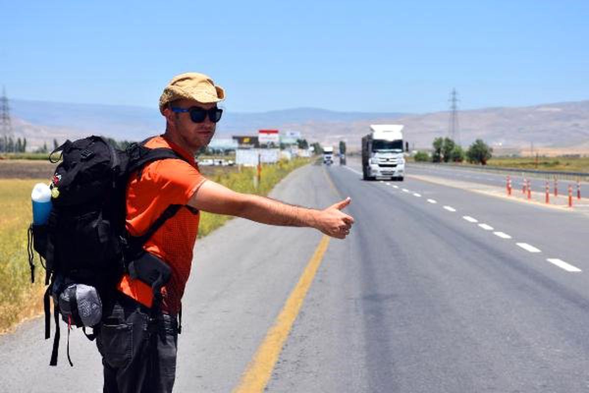 \'Dünya Barış Ormanları\'nı kurmak için otostopla il il geziyor