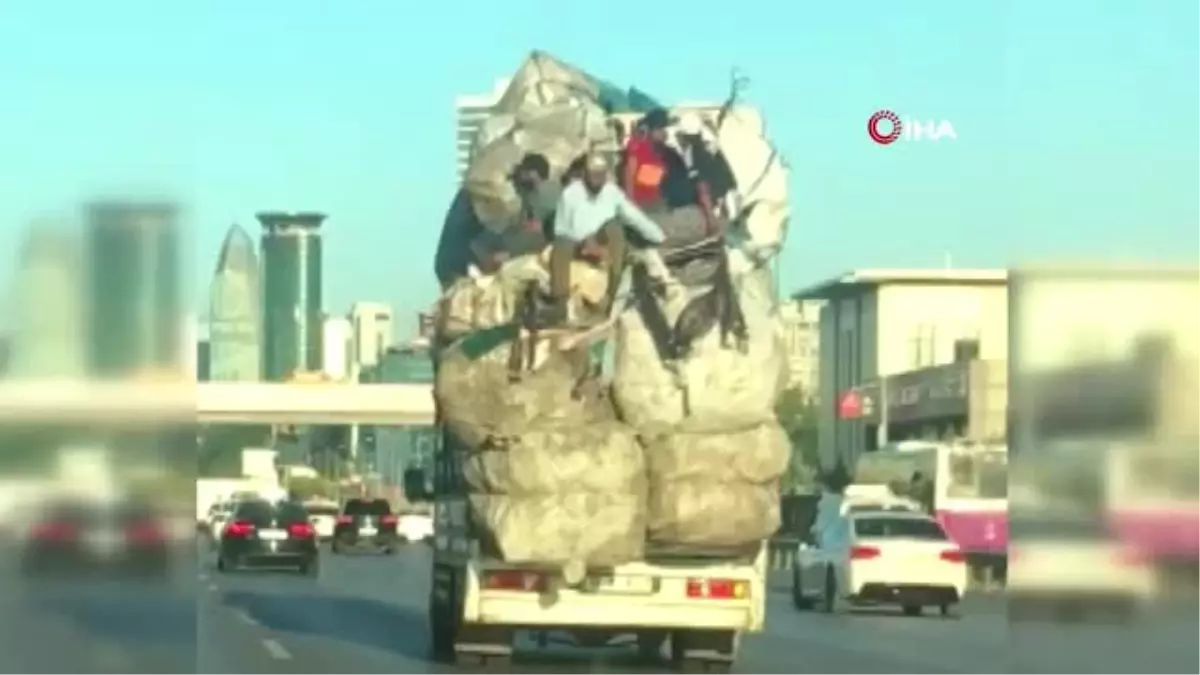 E-5\'te kamyon kasasındaki çuval yığınlarının üzerinde tehlikeli yolculuk kamerada