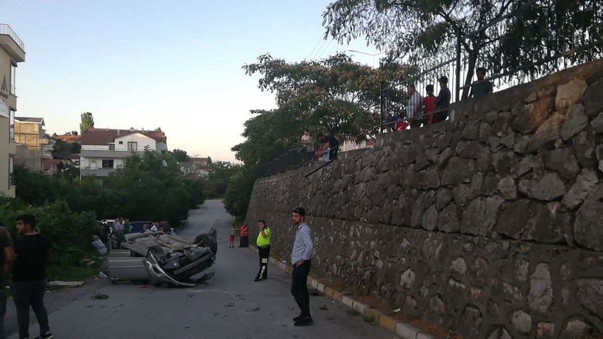 Ehliyetsiz sürücü otomobiliyle duvardan uçtu: 2 yaralı