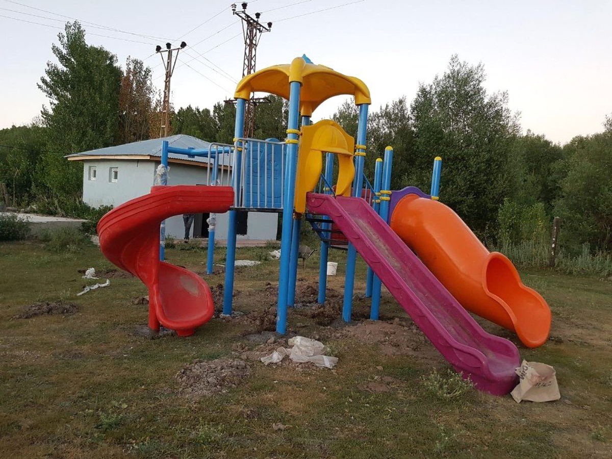 Erciş Belediyesinden kırsal mahallelere çocuk oyun parkı