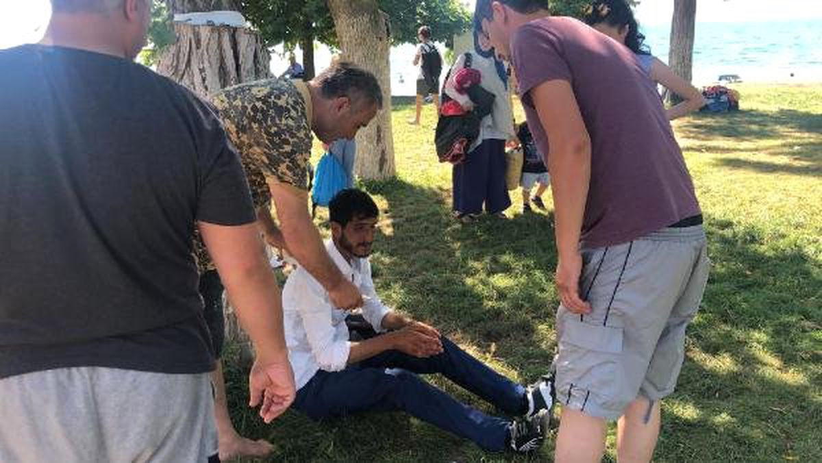 Fenalaşan simitçinin yardımına koştular