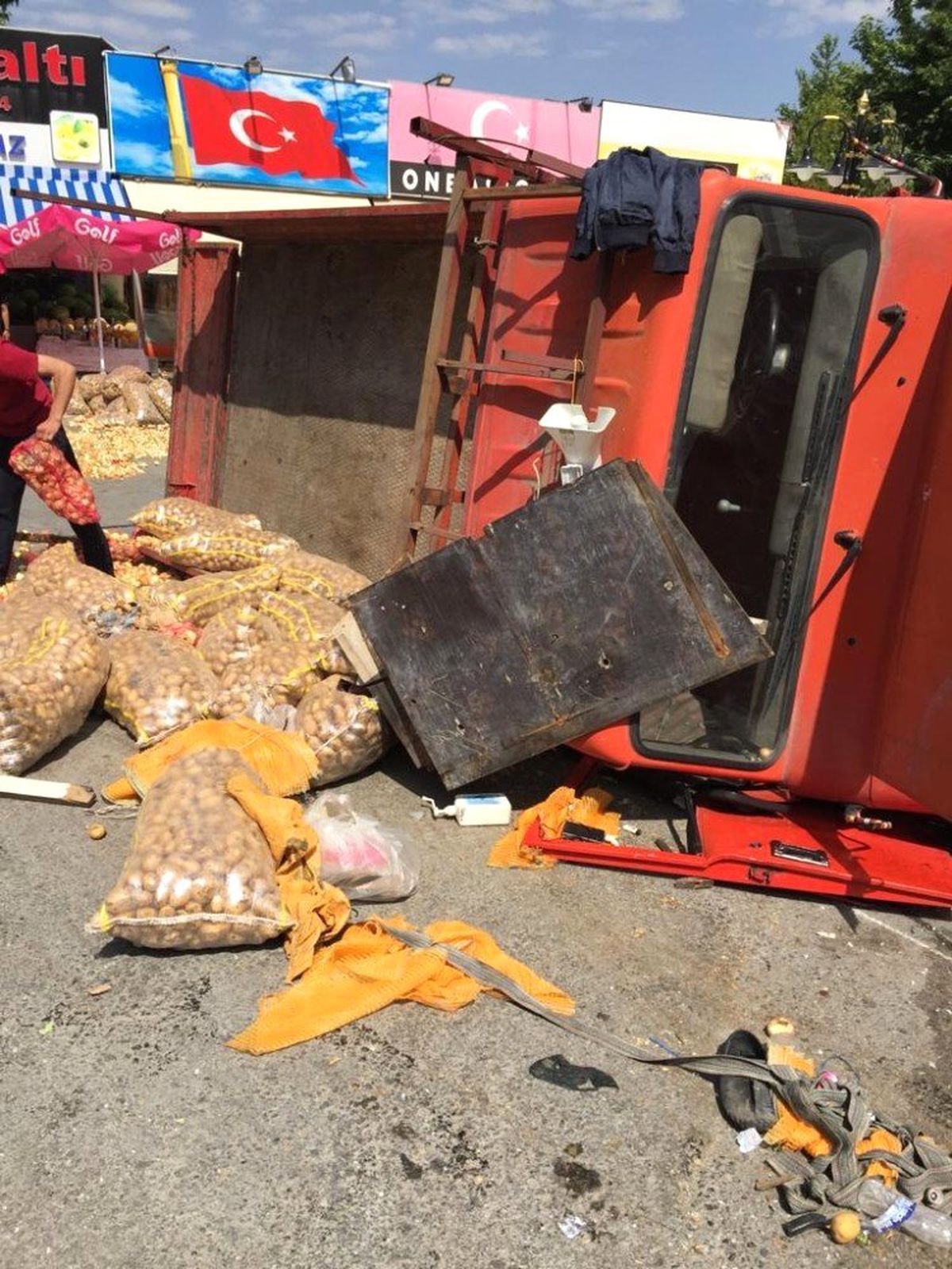 Freni boşalan kamyonet ortalığı savaş alanına çevirdi