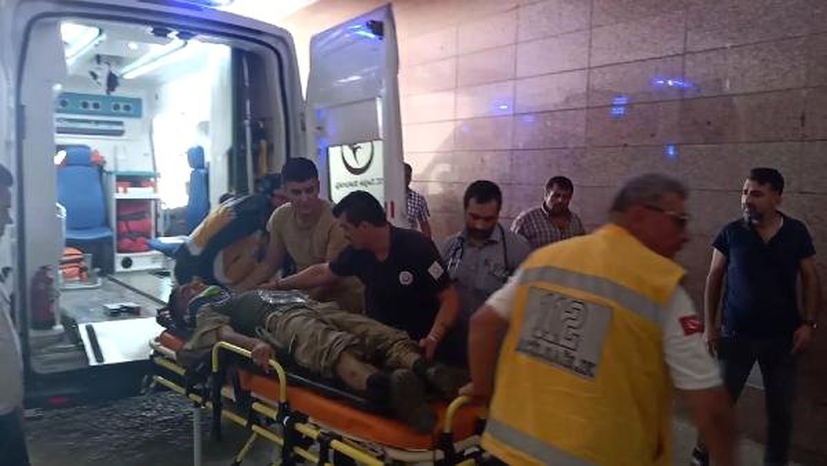 Gaziantep\'te askeri araç devrildi: 2 asker yaralı