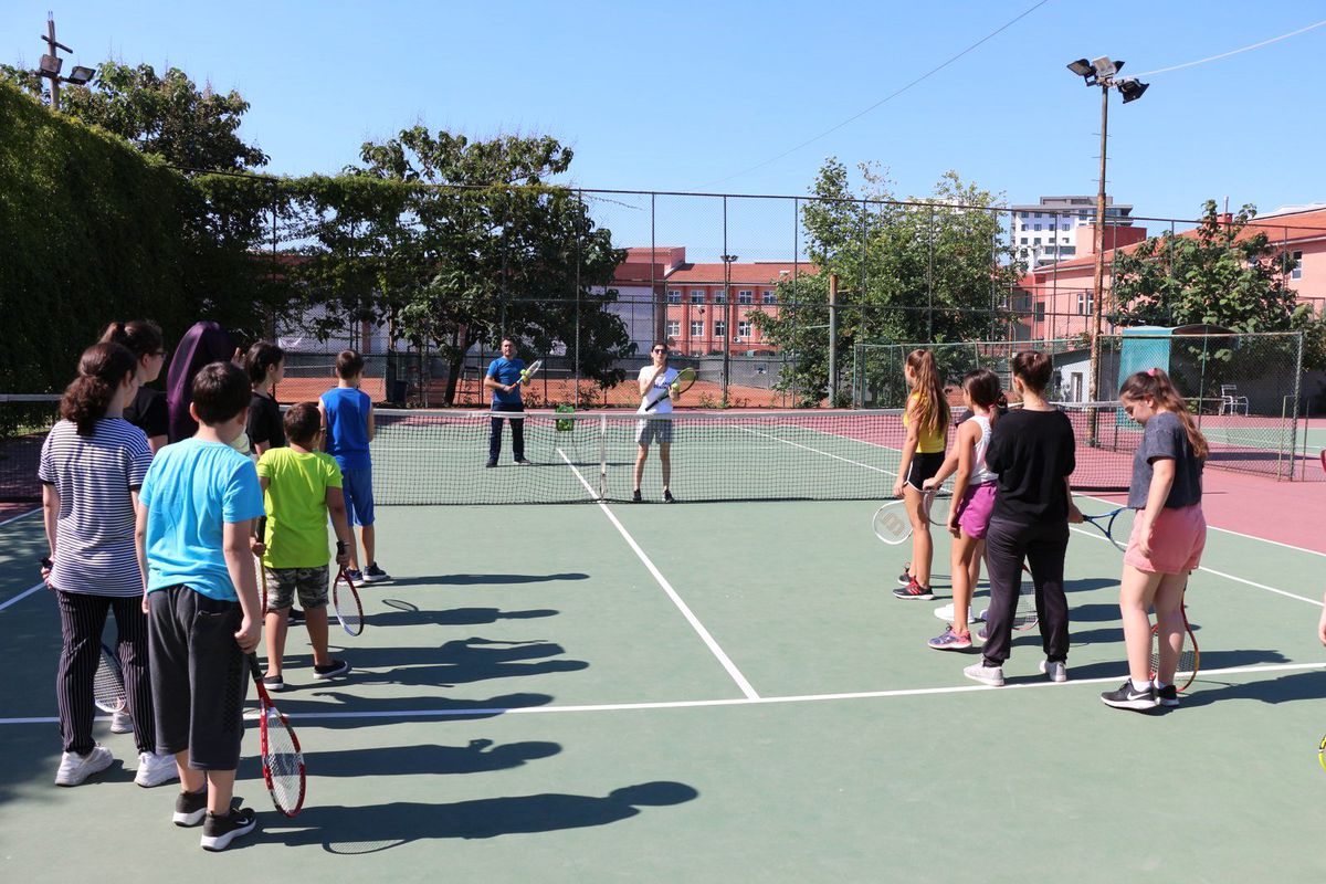 Gençler tenis öğreniyor