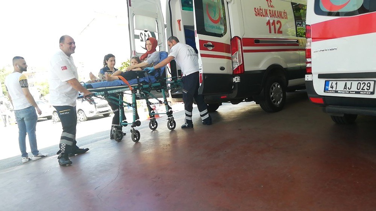 Gölcük\'te otomobilin çarptığı anne ve kızı yaralandı