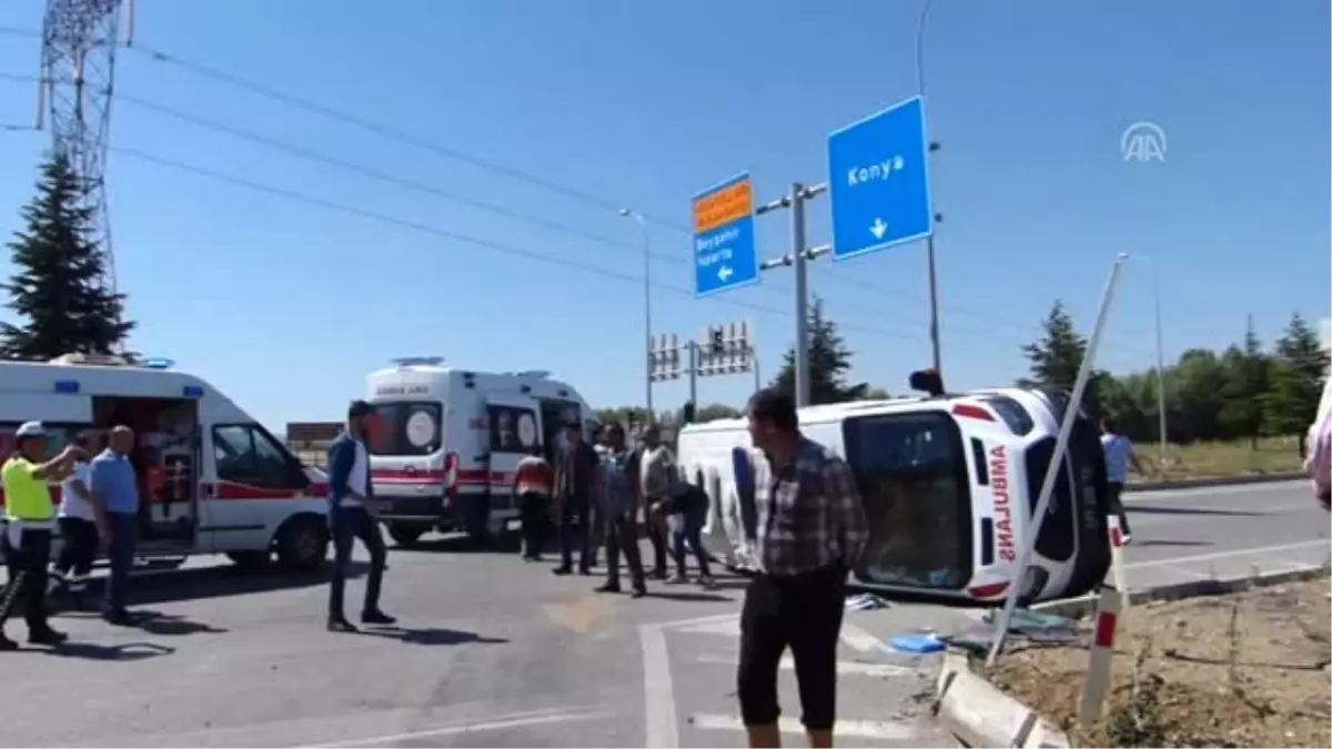 Hasta taşıyan ambulans kaza yaptı: 4 yaralı