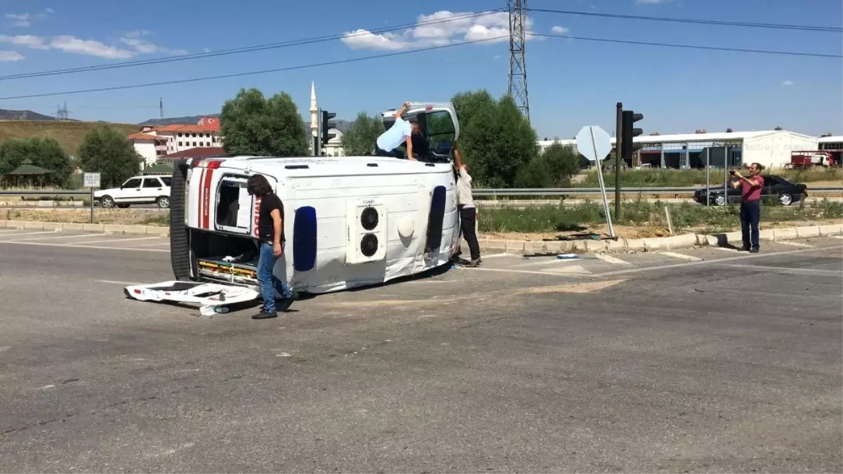 Hasta taşıyan ambulans kaza yaptı: 5 yaralı