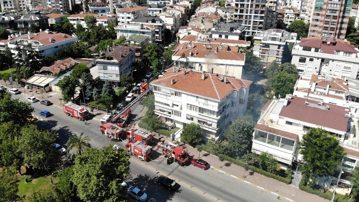 Kadıköy\'de 4 katlı binada çıkan yangın havadan görüntülendi