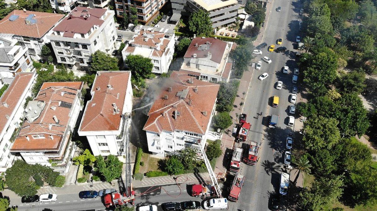 Kadıköy\'de 4 katlı binada yangın