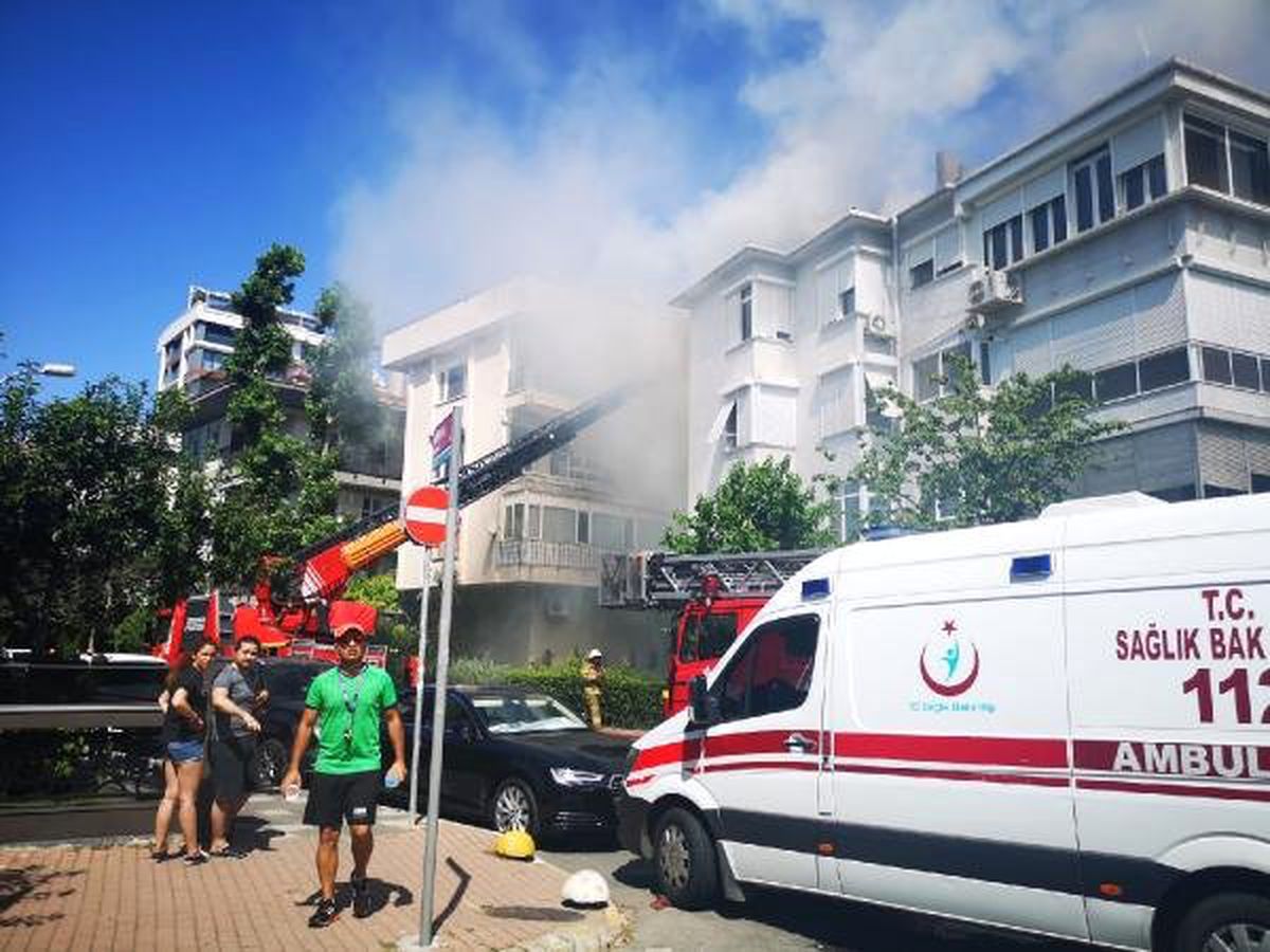 Kadıköy\'de 4 katlı binanın en üst katında yangın