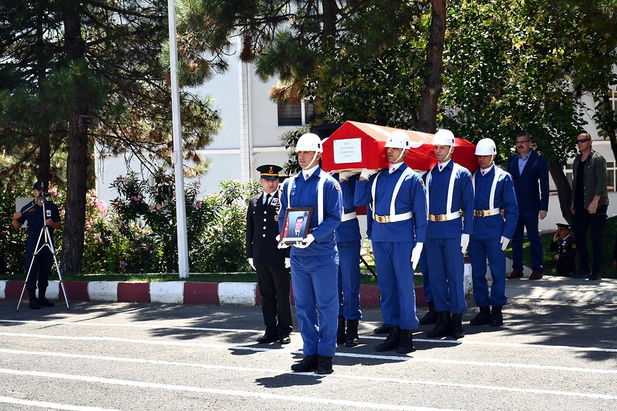 Kalp krizi geçiren astsubay hayatını kaybetti