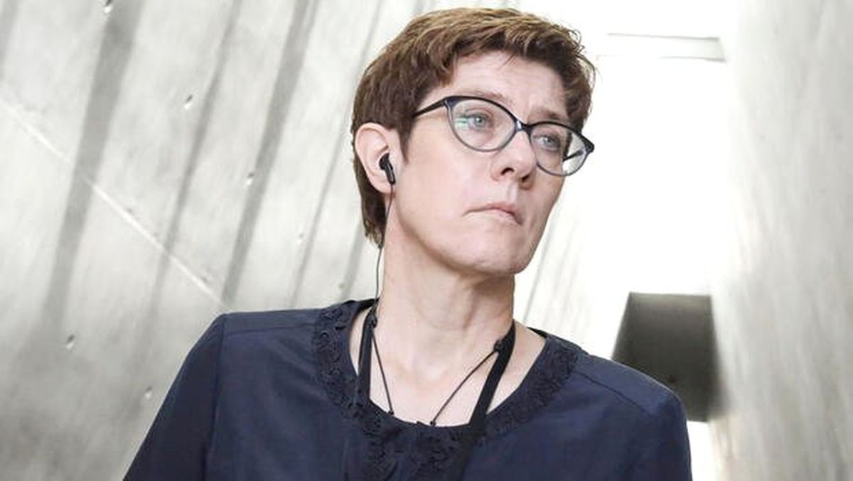 Karrenbauer: Merkel\'in sağlığı yerinde