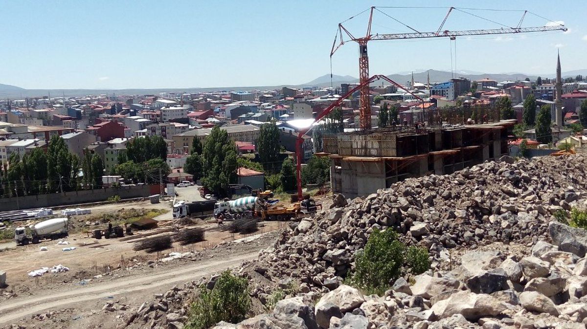 Kars\'ta TOKİ konutları yükseliyor